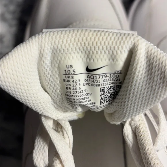 Women’s Nike White Sneakers - Picture 4 of 5